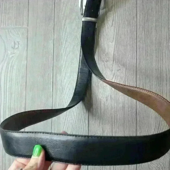 Brown & black belt in one. Metal buckle twist to change belt color preference - Picture 10 of 11